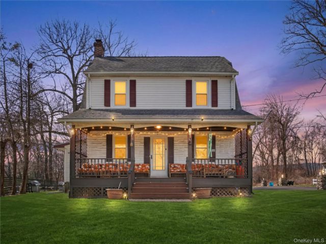  4 BR,  3.00 BTH &nbsp;Colonial style home in Pomona
