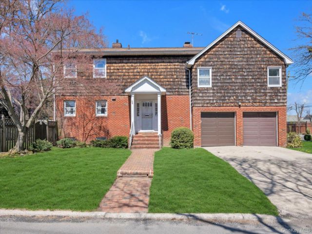  3 BR,  3.00 BTH &nbsp;Colonial style home in Whitestone