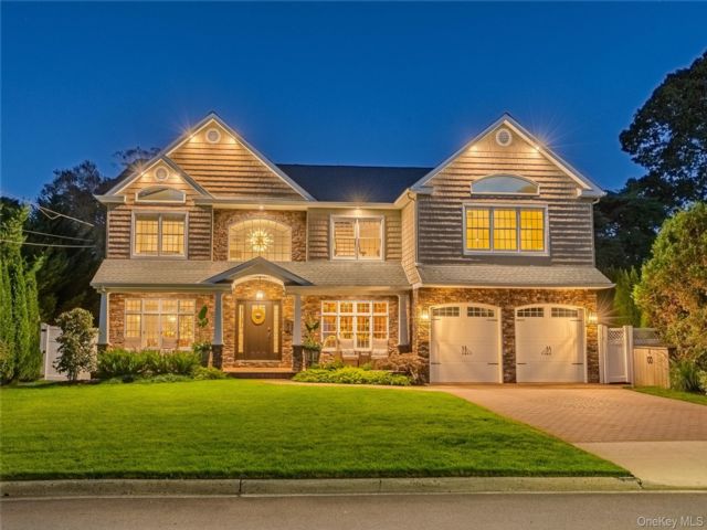  5 BR,  6.00 BTH &nbsp;Colonial style home in Wantagh