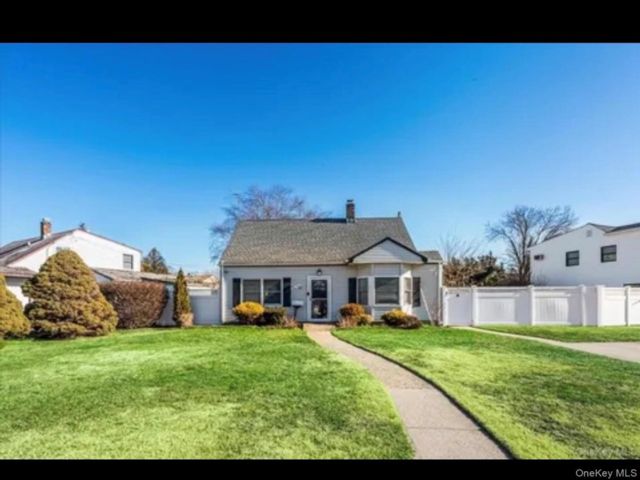  3 BR,  2.00 BTH &nbsp;Cape cod style home in Levittown