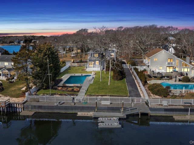  4 BR,  4.00 BTH &nbsp;Post modern style home in Hampton Bays