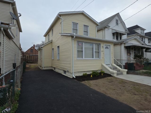  3 BR,  2.00 BTH &nbsp;Colonial style home in Jamaica