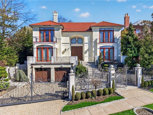  5 BR,  6.00 BTH &nbsp;Mediterranean style home in Malba