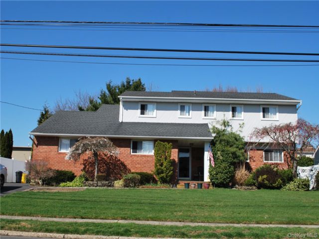  5 BR,  3.00 BTH &nbsp;Colonial style home in Massapequa Park