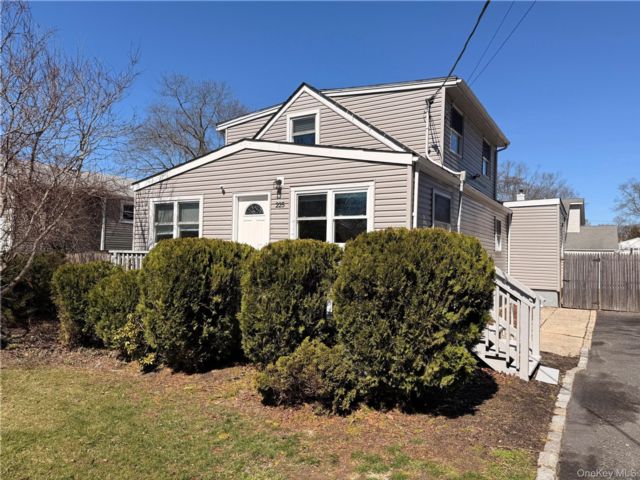  4 BR,  2.00 BTH &nbsp;Cape cod style home in Ronkonkoma