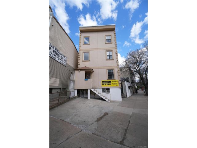  9 BR,  3.00 BTH &nbsp;House style home in Flushing