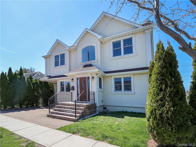  5 BR,  4.00 BTH &nbsp;Colonial style home in Mineola