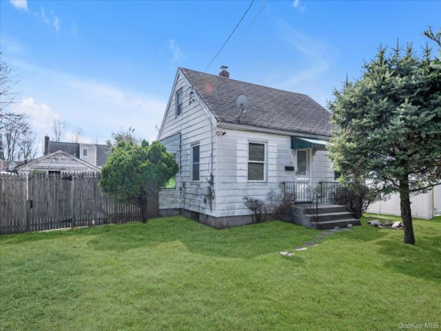  2 BR,  1.00 BTH &nbsp;Ranch style home in East Northport