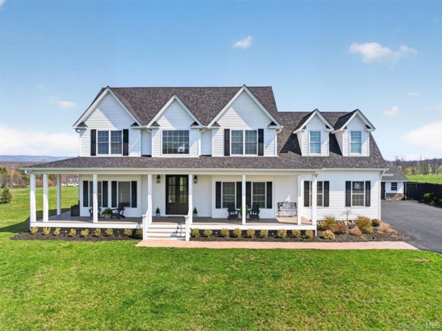  4 BR,  3.00 BTH &nbsp;Colonial style home in Wallkill