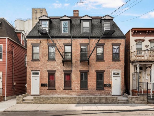  8 BR,  3.00 BTH &nbsp;House style home in Yonkers