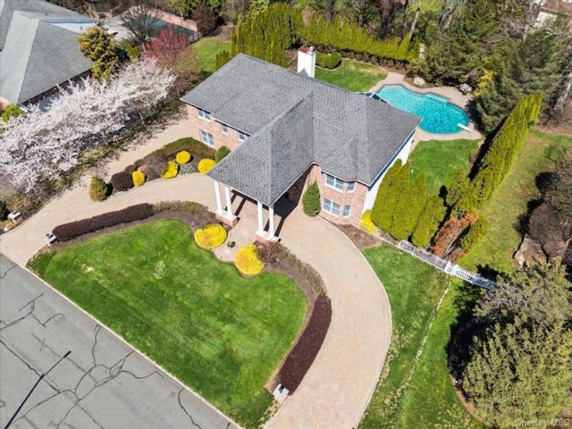  5 BR,  6.00 BTH &nbsp;Colonial style home in New City