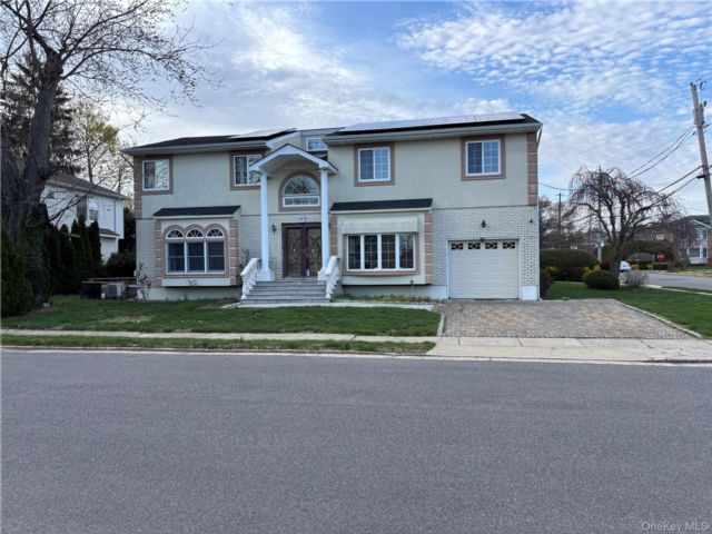  4 BR,  4.00 BTH &nbsp;Colonial style home in Roslyn Heights