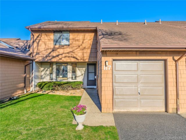  2 BR,  3.00 BTH &nbsp;Condo style home in Commack