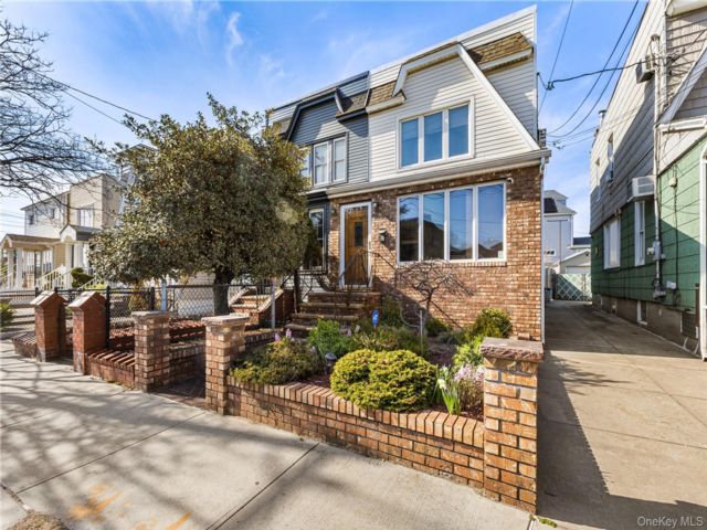  3 BR,  3.00 BTH &nbsp;House style home in Ozone Park