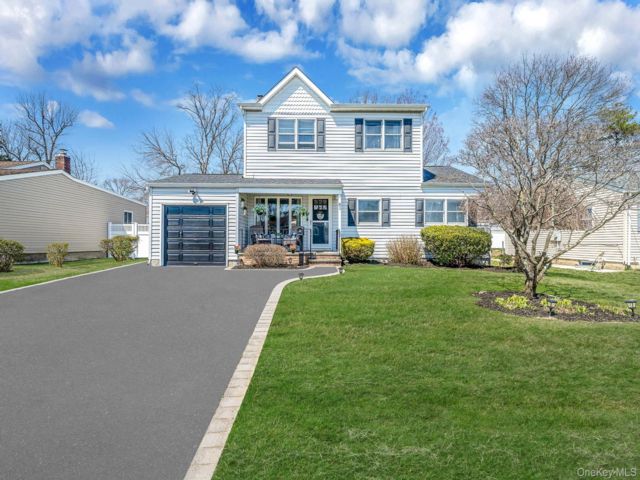  5 BR,  2.00 BTH &nbsp;Colonial style home in North Babylon