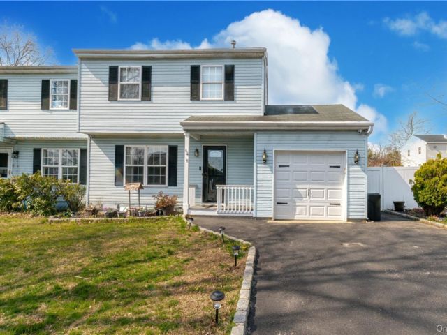  3 BR,  2.00 BTH &nbsp;House style home in Central Islip