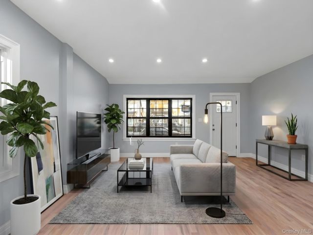  4 BR,  3.00 BTH &nbsp;Colonial style home in Cambria Heights