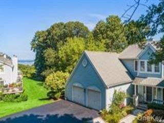  3 BR,  3.00 BTH &nbsp;Condo style home in Mount Sinai