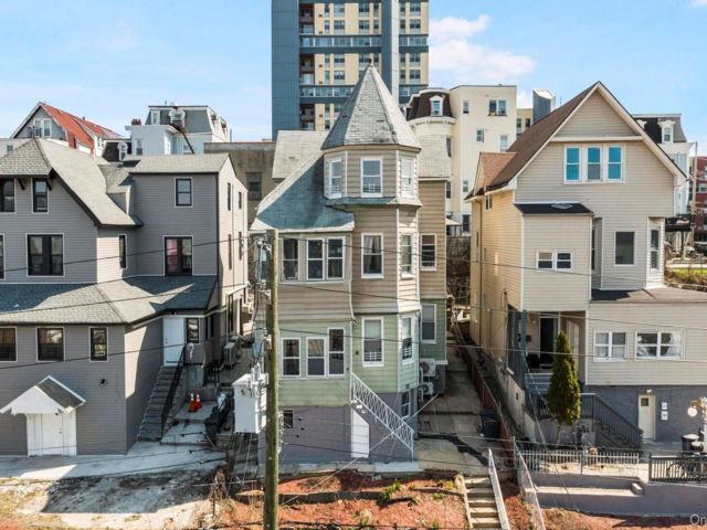  8 BR,  3.00 BTH &nbsp;House style home in Yonkers