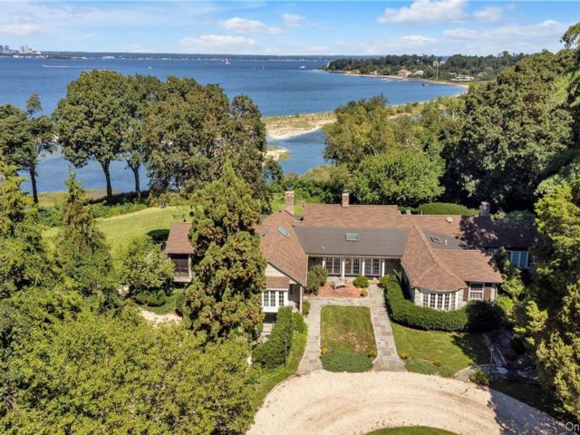  4 BR,  4.00 BTH &nbsp;Estate style home in Sands Point