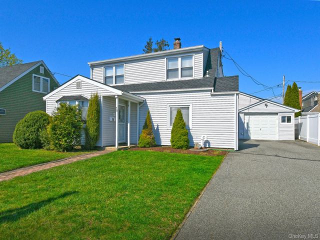  4 BR,  2.00 BTH &nbsp;Colonial style home in Levittown