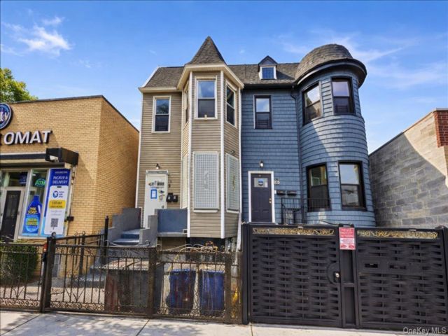 7 BR,  2.00 BTH &nbsp;House style home in Stadium
