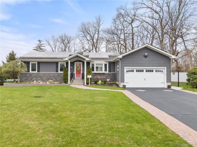  3 BR,  3.00 BTH &nbsp;Exp ranch style home in North Babylon