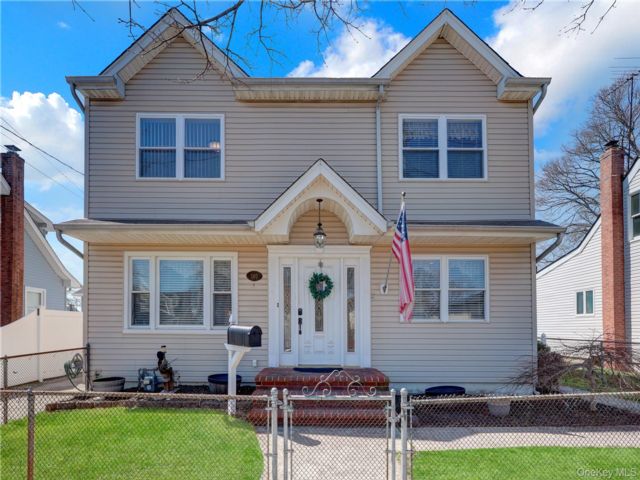  4 BR,  2.00 BTH &nbsp;Colonial style home in Massapequa