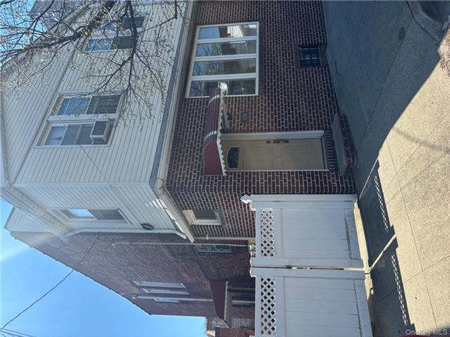  3 BR,  2.00 BTH &nbsp;House style home in Ozone Park
