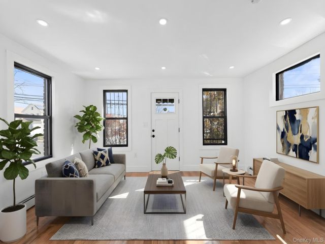  3 BR,  3.00 BTH &nbsp;Colonial style home in South Ozone Park