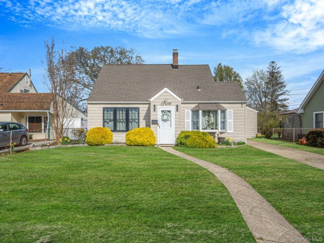  3 BR,  1.00 BTH &nbsp;Cape cod style home in Levittown