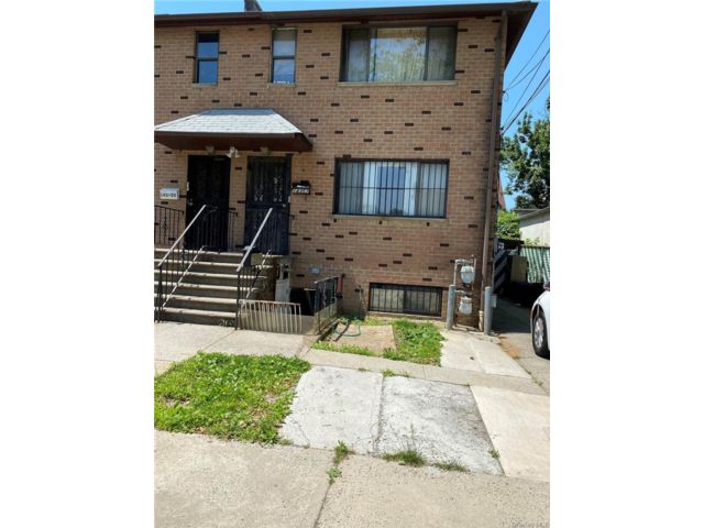  6 BR,  4.00 BTH &nbsp;House style home in Flushing