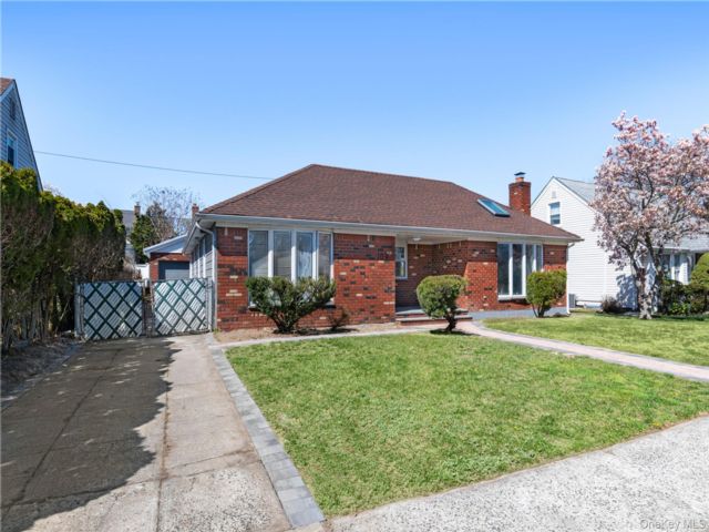  3 BR,  2.00 BTH &nbsp;Ranch style home in New Hyde Park