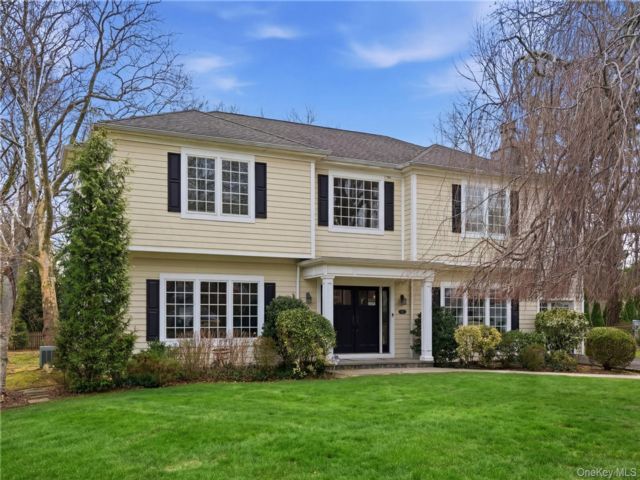  5 BR,  4.00 BTH &nbsp;Colonial style home in East Hills