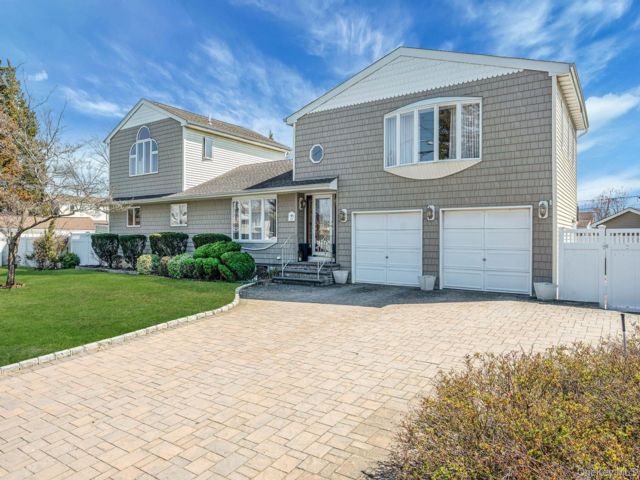  4 BR,  3.00 BTH &nbsp;Other style home in West Babylon