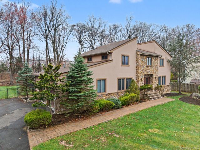  4 BR,  4.00 BTH &nbsp;Colonial style home in Tappan