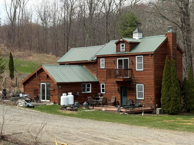  3 BR,  3.00 BTH &nbsp;Contemporary style home in Millerton