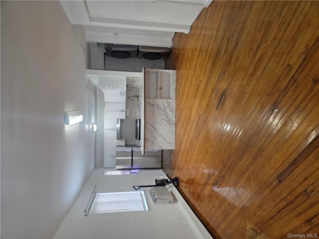  2 BR,  4.00 BTH &nbsp;Colonial style home in Bayside