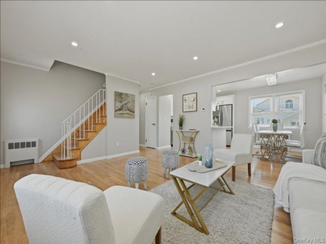  4 BR,  3.00 BTH &nbsp;Cape cod style home in North Bellmore