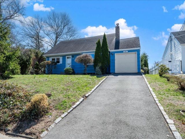  4 BR,  2.00 BTH &nbsp;Exp cape style home in Glen Head