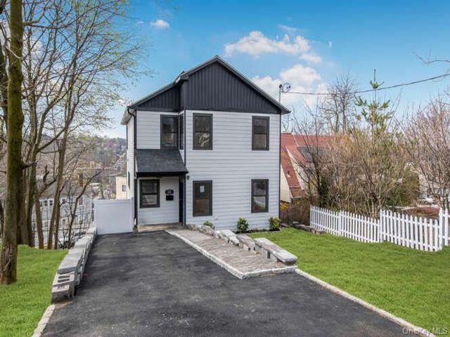  3 BR,  3.00 BTH &nbsp;Colonial style home in Yonkers