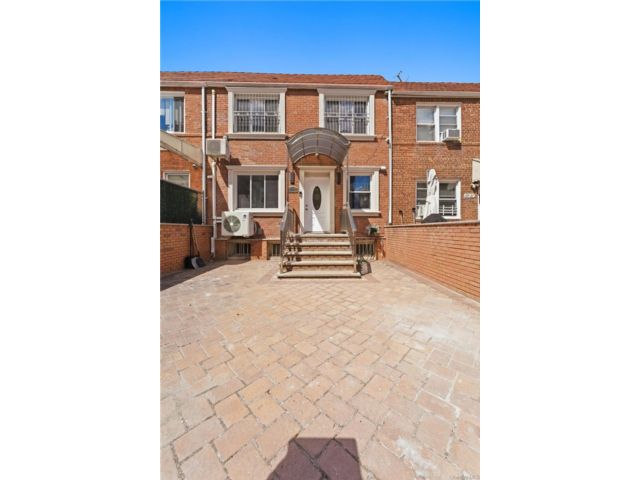  4 BR,  2.00 BTH &nbsp;House style home in Forest Hills