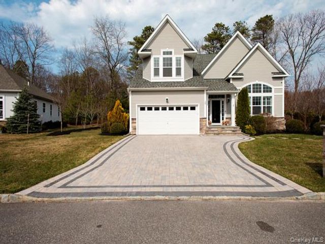  4 BR,  4.00 BTH &nbsp;Colonial style home in Ridge