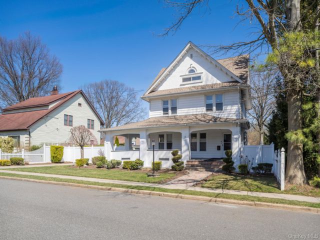  3 BR,  1.00 BTH &nbsp;Colonial style home in Westbury