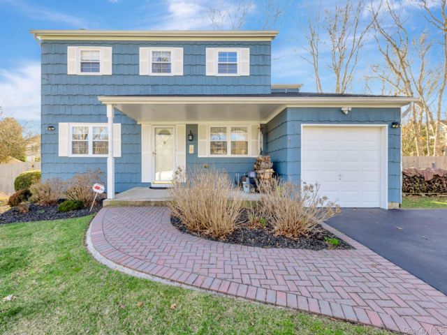  4 BR,  2.00 BTH &nbsp;Colonial style home in Medford