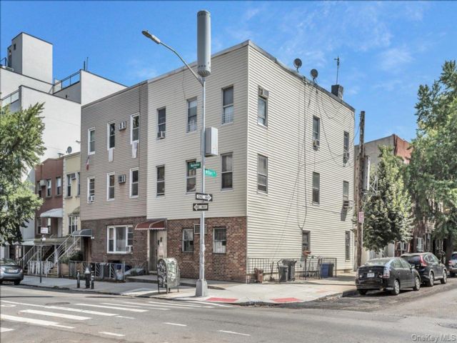  7 BR,  3.00 BTH &nbsp;House style home in Williamsburg