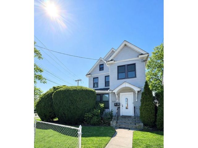  6 BR,  4.00 BTH &nbsp;Colonial style home in Cedarhurst