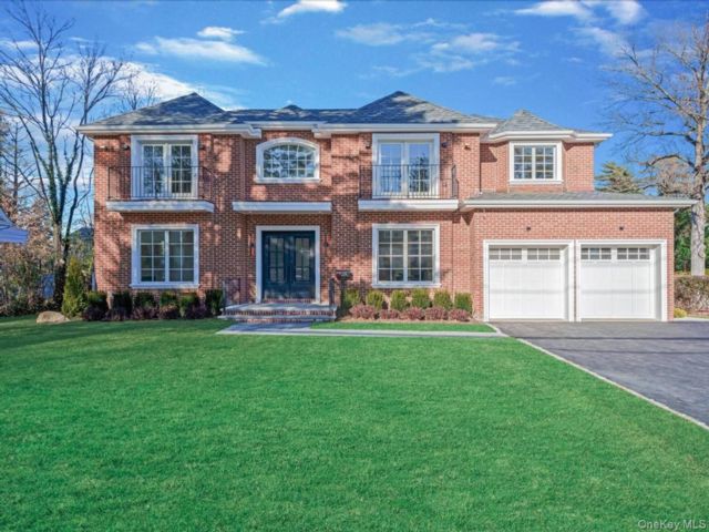  7 BR,  7.00 BTH &nbsp;Colonial style home in Great Neck