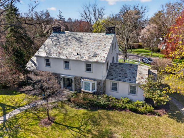 5 BR,  4.00 BTH &nbsp;Colonial style home in Great Neck
