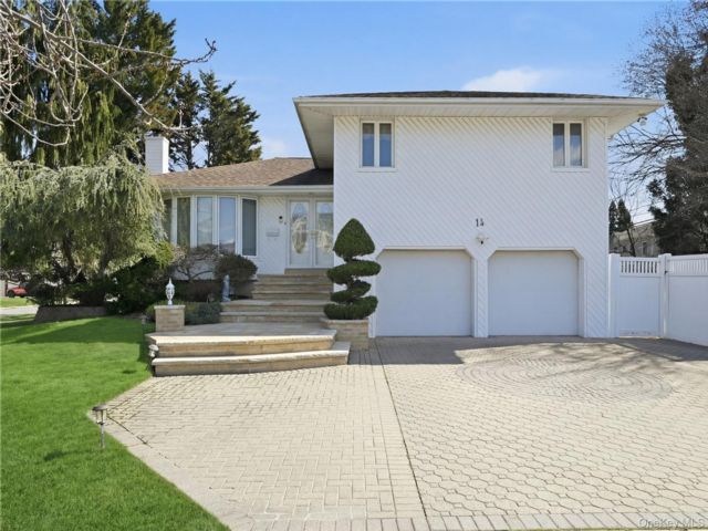  3 BR,  3.00 BTH &nbsp;Split level style home in Jericho